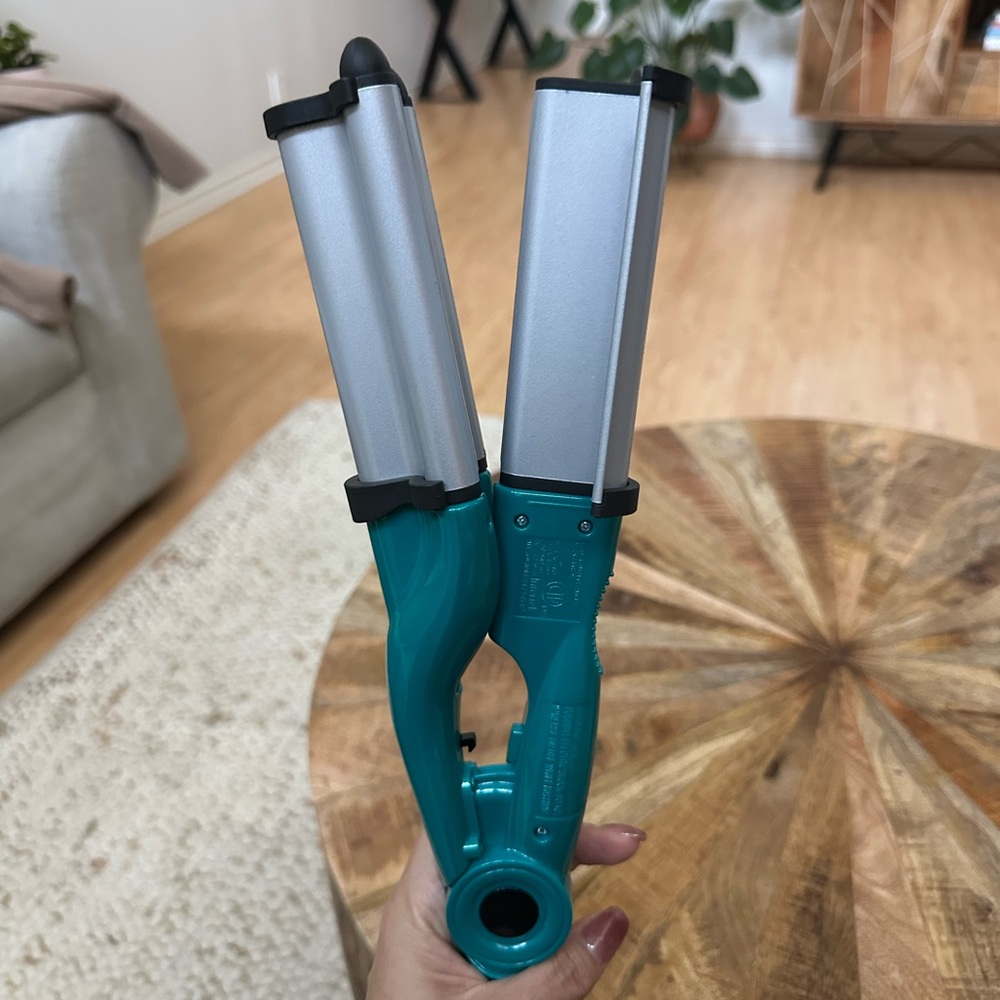 TIGI Silver and Teal Hair Waver